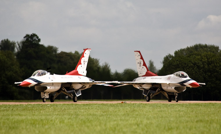 USAF display team getting setting up for the show // Predvaceci letka americke armady se na ranveji chysta ke startu