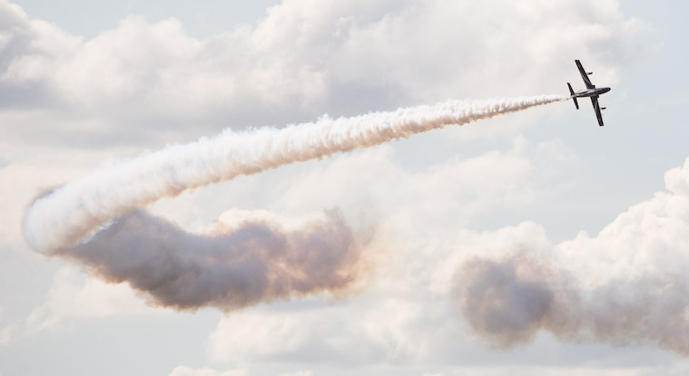 This is very difficult turn when the pilot is pushing the stick and blood rushes into his head (the plane is reversed, e.g. the cockpit faces outside of the "turn circle") // Extremne narocny manevr, kdy pilot pocituje silne negativni pretizeni, pri kterem se mu hrne spousta krve do hlavy (letadlo je v obracene pozici nez pri normalni zatacce)