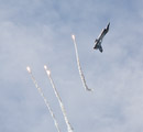 Defensive flares are used to confuse heat-seeking missiles // Svetlice se pouzivaji pri unikovych manevrech, aby zmatly rakety zamerujici se na horky motor letadla