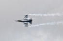 F-16C performing a high-G turn // F-16C predvadi prudkou zatacku