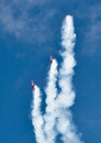 Three Extra 300 planes turning simultaneously over left wingtip - how difficult this must be! // Tri letadla se soucasne otaceji okolo konce kridla - to musi byt neuveritelne slozita choreografie!