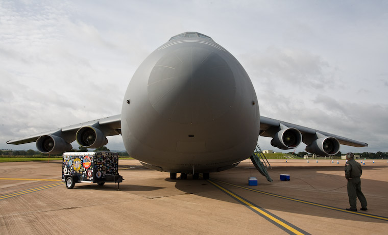 C-5 is a huge beast, one of the largest planes flying // C-5 je obrovske nakladni letadlo, jedno z nejvetsich na svete