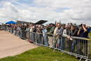 People watching Thunderbirds during their taxiing // Lide sledujici Thunderbirds pri jejich ceste na ranvej