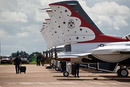 Thunderbirds perfectly aligned // Dokonale zaparkovana letadla