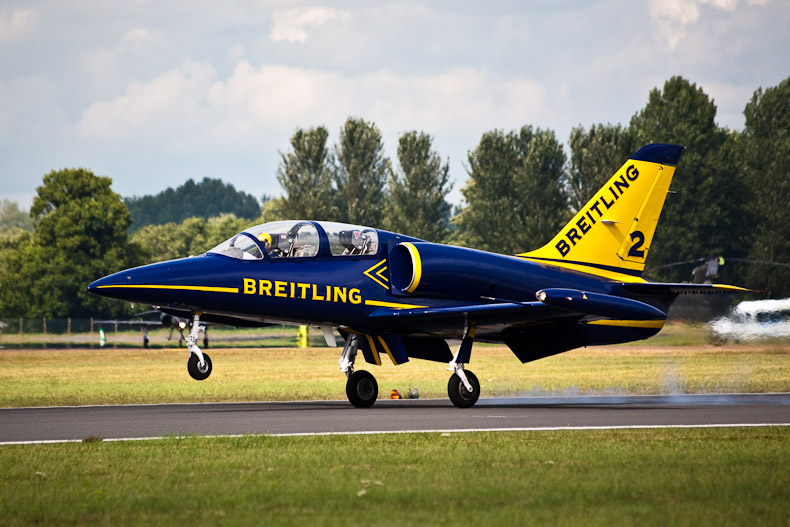 L-39 Albatros landing (Breitling Jet Team)