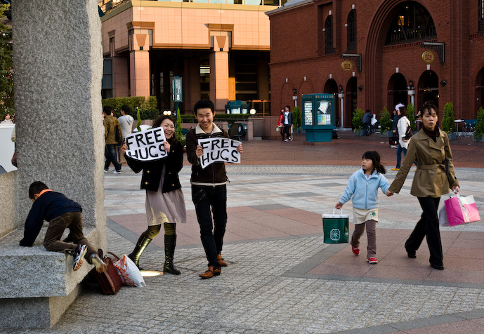 Free hugs (I got my portion :-) // Obejmutí zdarma, svůj příděl jsem samozřejmě dostal :-)