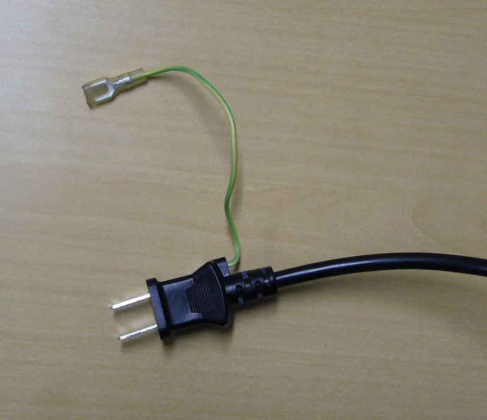 Believe it or not, this is an "official" cable, supplied by a PC vendor // Nechce se tomu věřit, ale tohle je běžný kabel od počítače