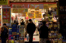 Evening shopping at the electronic city // Celá čtvrť je zasvěcena podobným obchůdkům, převážně s elektronikou